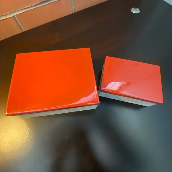 Small: W: 6.5in L: 2.5in Large: W: 8.5in L: 3.5in two orange top containers - Picture 4 of 4